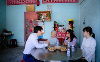 Quỹ Khởi sự từ tâm trao sổ tiết kiệm tri ân vợ liệt sĩ Huỳnh Văn Quên