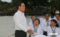 Bí thư Thành ủy TP.HCM Trần Lưu Quang thắp nến tri ân ở Nghĩa trang Hàng Dương