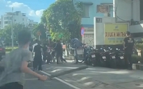 Xôn xao clip nhóm thanh thiếu niên đánh nhau loạn xạ trên đường