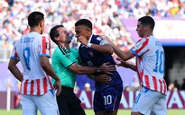 Báo Pháp ‘ghét’ trọng tài Uzbekistan đỉnh điểm, thủ môn Paraguay thuật lại chuyện bị Mbappe từ chối bắt tay