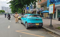 Cấm đậu trước chung cư, ô tô lại tràn vào hẻm: Người dân TP.HCM bức xúc