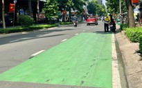 Vì sao mảng sơn xanh ở trạm xe buýt TP.HCM sáng hơn trước?