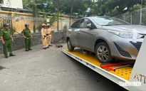 Cẩu ô tô 'vô chủ' nằm 4 - 5 năm ở TP.HCM, cây cỏ mọc quanh xe