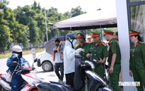 Phụ huynh đưa con đi thi lại tại Trường chuyên Tuyên Quang: Mong khách quan, công bằng
