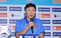 Thầy Kim cẩn thận né mặc áo trắng ở họp báo Malaysia, chưa biết nói gì về HLV Tan Cheng Hoe vì…