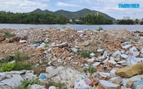 Khu đất ven sông Cái Nha Trang vừa dọn dẹp, xe tải lại chở xà bần đến đổ