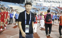 HLV Kim Sang-sik cảm ơn khán giả, nói tiếng Việt cực 'chất': 'Việt Nam vô địch'