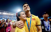 Lê Giang Patrik ôm Á hậu Hoàng Oanh ăn mừng đội tuyển Việt Nam vô địch