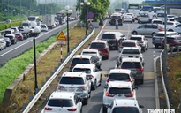Kẹt xe trên cao tốc TP.HCM - Long Thành - Dầu Giây, trạm dừng chân đông nghẹt