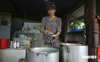 Bánh canh bột xắt Huế: Sợi bánh được xắt thủ công ngay trên nồi nước đang sôi