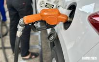 Giá xăng dầu hôm nay 4.8.2026: Lao dốc 7%, xăng trong nước sắp có đợt giảm?