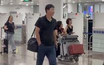 Đội tuyển Việt Nam từ Indonesia về đến Hà Nội an toàn: Thầy Kim vẫn diện áo đen