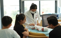 Phân trẻ sơ sinh lỏng, lợn cợn như hoa cà hoa cải có phải tiêu chảy?