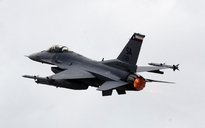 Tiêm kích F-16 Mỹ bốc cháy dữ dội sau khi rơi, nghi do đâm trúng chim
