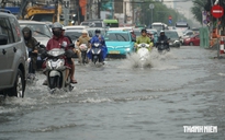 Mưa lớn ở TP.HCM: Ngã tư Bảy Hiền ngập như sông, gần 2 tiếng vẫn chưa hết