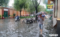 Trung tâm TP.HCM ngập lênh láng ở nhiều tuyến đường trong cơn mưa lớn chiều nay