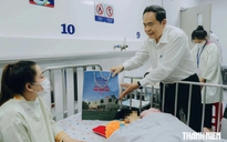 Chủ tịch Quốc hội Trần Thanh Mẫn thăm, tặng quà bệnh nhi dịp tết Trung thu