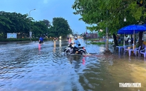 Mưa lớn cùng triều cường ở TP.HCM: Nhiều 'rốn ngập' mênh mông nước