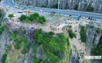 Thót tim bàn ghế kê sát mép vực cao 50 m, du khách vô tư ngồi uống nước