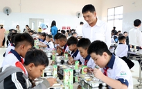 Bữa ăn bán trú đầu tiên ở Trường phổ thông nội trú liên cấp Thuận An