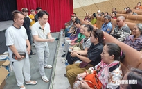 Sân khấu Trương Hùng Minh tặng quà cho hơn 100 nghệ sĩ nghèo