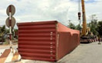 Ôm cua gấp, container văng khỏi xe