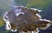 Đảo núi lửa lớn dần ngoài khơi Nhật Bản