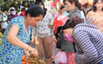 Chợ tết mang tính lãng mạn của đời sống văn hóa Việt Nam