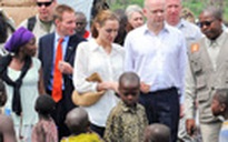 Angelina Jolie bán nữ trang xây trường học