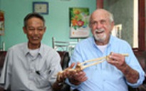 Vượt nửa vòng trái đất trao lại xương cánh tay cho người bên kia chiến tuyến năm xưa