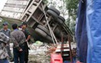 Lái xe 'phê' ma túy đâm sập nhà, hai người thiệt mạng