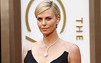 Charlize Theron bị chỉ trích vì xúc phạm nạn nhân hiếp dâm