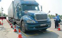 Lúng túng xử lý xe quá tải: Cần chế tài xử phạt