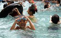 Dịch vụ dạy bơi nở rộ dịp hè