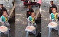 Sốc với video con nít Trung Quốc hút thuốc lá ngoài đường