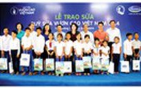 Quỹ sữa 'Vươn cao Việt Nam' đến với trẻ em Quảng Trị