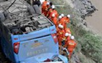 Xe buýt chở khách lao xuống vực ở Trung Quốc, 44 người chết