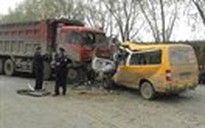 Xe buýt tông xe tải ở Trung Quốc, 15 người chết