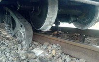 Tàu lửa rơi hộp 'đầu dầu bốc trục', đường sắt bị tê liệt nhiều giờ