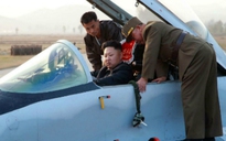 Kim Jong-un chụp hình cho nữ phi công chiến đấu Triều Tiên
