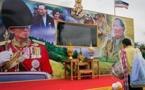 'Nhuộm vàng' sinh nhật vua Thái