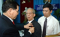 Chủ tịch nước Nguyễn Minh Triết trao Huân chương Sao Vàng cho ông Trần Quốc Hương