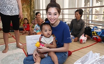 Hoa hậu Đặng Thu Thảo giản dị thăm trẻ em hở hàm ếch