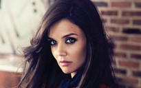 Katie Holmes lẻ bóng nhưng hạnh phúc