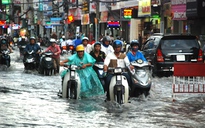 Triều cường dâng cao, nhiều tuyến đường ngập nặng