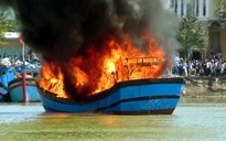 Tàu cá bốc cháy ngùn ngụt trên sông Hàn