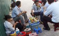 Thành thạo hai ngoại ngữ, khởi sự bằng trà đá