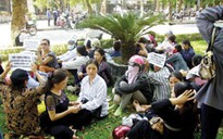 Hàng trăm tiểu thương phản đối việc bán chợ
