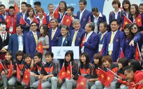 Quý Phước cầm cờ của đoàn TTVN tại lễ khai mạc ASIAD 2014