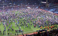 Khán giả tràn xuống kín sân và quậy ở Cúp FA